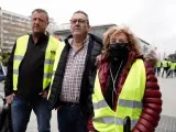 Dos camioneros y la mujer de uno de ellos en la manifestación de transportistas.