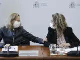 La vicepresidenta primera del Gobierno y ministra de Economía, Nadia Calviño conversa con la ministra de Transporte Raquel Sánchez