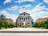 El Teatro Real de Madrid fue construido bajo el reinado de Isabel I y se inaugur&oacute; en 1850 como eje de una de las intervenciones urban&iacute;sticas m&aacute;s ambiciosas del siglo XIX en la capital. El bonito edificio muestra una mezcla de estilos arquitect&oacute;nicos debido a todas las remodelaciones que ha sufrido, pero la joya de la corona es, sin duda, su caja esc&eacute;nica, que permite complejos cambios de decorado gracias a sus 18 plataformas articuladas.