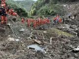 Trabajos de búsqueda y rescate tras el siniestro de un avión de la aerolínea China Eastern Airlines en el sur de China.
