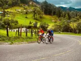 Egan Bernal entrenando con sus compañeros.