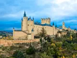 El Alc&aacute;zar de Segovia es, despu&eacute;s del acueducto, el monumento m&aacute;s conocido de la provincia. Fue una fortaleza-palacio hispano-&aacute;rabe que se erigi&oacute; en el siglo XII. El alc&aacute;zar guarda Segovia desde lo alto de su cerro con su aire de castillo de cuento de hadas y su Torre del Homenaje que se asimila a la proa de un barco. Disney se inspir&oacute; en el Alc&aacute;zar para dise&ntilde;ar el castillo de la madrastra en la pel&iacute;cula de Blancanieves.
