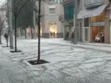 Una granizada que en apenas 30 minutos ha dejado las calles alfombradas de pedrusco blanco en Granollers. Este granizo es el preludio de una nieve que en País Vasco y Navarra caerá en cotas bajas.