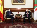 El presidente del Gobierno, Pedro Sánchez (i), durante una reunión con el primer ministro de la República Argelina Democrática y Popular, Abdelaziz Djerad.