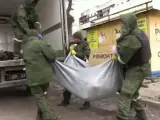 Soldados rusos han sido grabados retirando cadáveres en la ciudad sitiada de Mariúpol para llevarlos a una morgue local. Entre los muertos, había cuerpos con uniforme militar que parecían ser soldados ucranianos fallecidos.