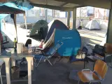Campamento improvisado por los trabajadores en el aparcamiento de la f&aacute;brica de Palma del R&iacute;o.