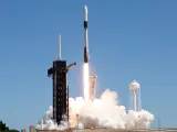 Fotografía cedida por la NASA donde se aprecia el cohete Falcon 9 de SpaceX que transporta la nave espacial Crew Dragon de la compañía mientras despega en la Misión Axiom 1 (Ax-1) a la Estación Espacial Internacional.