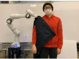 Crean un brazo robótico capaz de vestir a las personas.