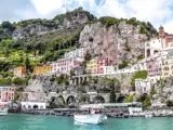 La Costa Amalfitana permite disfrutar de espectaculares paisajes junto al mar.