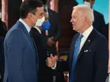 Pedro S&aacute;nchez conversa con Joe Biden en la cumbre del G-20 en octubre.
