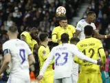 Thiago Silva y Alaba luchan por un balón, en el Madrid vs Chelsea.