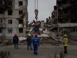 Bomberos participan en las labores de desescombro de un edificio bombardeado, en Borodianka (Ucrania)