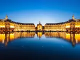 El mejor lugar para disfrutar de la noche en Burdeos es su majestuosa Place de la Bourse con su fuente de las Tres Gracias y la piscina reflectante Miroir d'Eau que duplica las vistas.