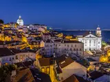 En la capital portuguesa podemos disfrutar de su imponente castillo de San Jorge o de su famoso puente colgante y el reflejo ondulante que deja en el r&iacute;o Tajo durante la noche.