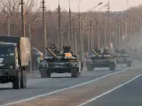 Una columna de tanques del ejército ruso, en la carretera entre Mariúpol y Donetsk, en el Donbás (Ucrania), el 23 de marzo de 2022.