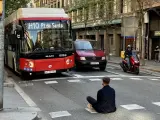 El hombre enfadado, sentado delante del bus.