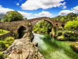 Puente medieval de Cangas de Onís, la primera capital del reino asturiano.