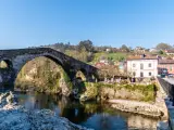 A los pies de los Picos de Europa, en el coraz&oacute;n de un valle fluvial, rodeado de naturaleza, pero tambi&eacute;n de historia. As&iacute; se presenta ante el mundo el precioso pueblo de Cangas de On&iacute;s, donde se unen importantes edificios religiosos, una frondosa vegetaci&oacute;n y la gastronom&iacute;a m&aacute;s deliciosa.