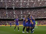 Las jugadoras del Barça celebran un gol en el Camp Nou