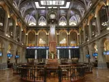 Interior del Palacio de la Bolsa, a 22 de abril de 2022, en Madrid (Espa&ntilde;a). El Ibex 25 ha iniciado la sesi&oacute;n de este viernes con una ca&iacute;da del 1,34%, lo que le ha llevado a situarse en los 8.696, 9 enteros. La ca&iacute;da se ha producido tras los comentarios del presidente de la Reserva Federal (Fed) de Estados Unidos, Jerome Powell, que ha informado que una posible subida de los tipos de inter&eacute;s de 50 b&aacute;sicos, &lsquo;&rsquo;ser&aacute; algo que est&eacute; sobre la mesa&rsquo;&rsquo; en la reuni&oacute;n pol&iacute;tica monetaria que mantenga el banco central en el mes de mayo. 22 ABRIL 2022;ECONOMIA;POWELL;BOLSA;VALORES;CAIDA;ACCIONES Marta Fern&aacute;ndez / Europa Press 22/4/2022