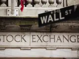 Un signo de la calle Wall Street en frente de la Bolsa de Valores de Nueva York.