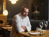 Rafa Zafra posa en la sala del nuevo restaurante