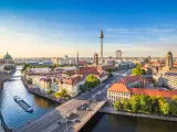 Vista a&eacute;rea del skyline de Berl&iacute;n con la torre de TV y el r&iacute;o Spree.