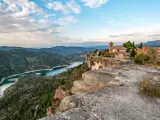 En la sierra de la Gritella, un bonito espacio verde de la provincia de Tarragona, nos encontramos con un precioso pueblo con una ubicaci&oacute;n de v&eacute;rtigo. Justo en el borde de un pe&ntilde;&oacute;n y con un embalse de aguas azules como tel&oacute;n de fondo, se levanta la localidad de Siurana y su larga historia de asedios y conquistas.