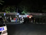 Al menos diez personas murieron y otras 71 resultaron heridas este viernes tras una explosión en una mezquita en Kabul, donde se encontraban cientos de fieles reunidos para la oración, por lo que el número de víctimas podría ser mayor.

El atentado tuvo lugar en la mezquita sufí de Khalifa Sahib en el oeste de Kabul hacia las 16.20 horas (11.50 GMT) cuando se presume que un atacante suicida se inmoló dentro del recinto religioso, afirmó a Efe el jefe de Policía de la zona, Hafiz Omar.