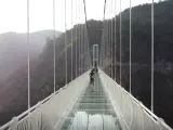Vietnam inauguró el puente de cristal más largo del mundo bajo el nombre de 'Bach Long' cuya traducción es 'Dragón blanco'. Esta impactante estructura que atraviesa un espectacular valle unido por dos picos, mide 632 metros.