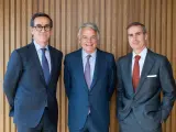 Los principales responsables de Alantra Wealth Management, Grupo Mutua y Alantra (de izquierda a derecha: Alfonso Gil, Ignacio Garralda y Santiago Eguidazu). ECONOMIA EMPRESAS GRUPO MUTUA