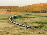 Con el tren Al &Aacute;ndalus no solo se recorren vi&ntilde;edos y olivares, sino la tambi&eacute;n los siglos de historia de Espa&ntilde;a. La ruta empieza y finaliza en Sevilla, y a lo largo de una semana y 900 kil&oacute;metros se visitan las principales ciudades andaluzas, pero tambi&eacute;n otros lugares llenos de encanto como Sanl&uacute;car de Barrameda, Ronda, &Uacute;beda y Baeza.