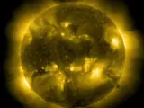 Una imagen del sol de la NASA, donde un conspiranoico creyó ver un ovni con forma de cubo.