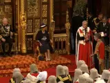 El príncipe Carlos, heredero de la corona británica, hizo este martes historia al sustituir por primera vez a la reina Isabel II en la apertura formal del Parlamento, donde leyó el programa legislativo del Gobierno, que incluye medidas contra las protestas descontroladas de grupos ecologistas y planes para el coste de la vida.