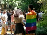 Un grupo de jóvenes en Barcelona. Uno de ellos va ataviado con una bandera LGTBI.