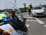 Imagen de archivo de una moto de la Guardia Civil en un control de tráfico en el kilómetro 34 de la A-1.