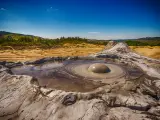 Cuentan antiguas leyendas que aqu&iacute; los volcanes se transforman en dragones, que las calderas de lodo son trampas hechas por gigantes y que el futuro puede predecirse a trav&eacute;s del &aacute;mbar. M&aacute;gico. As&iacute; es este geoparque de poco m&aacute;s de 1.000 km&sup2; situado en la zona del Recodo de los C&aacute;rpatos, con cuarenta millones de a&ntilde;os de historia geol&oacute;gica y algunas de las cuevas de sal m&aacute;s largas y profundas del mundo.