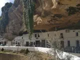 Esta pintoresca localidad, situada en la provincia de C&aacute;diz (Espa&ntilde;a), forma parte de la ruta de los pueblos blancos. Su caracter&iacute;stica m&aacute;s curiosa es que sus casas cueva est&aacute;n incrustadas directamente en la roca.