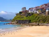 Lastres, en el concejo de Colunga, alberga una de las estampas portuarias m&aacute;s populares de toda Asturias. El pueblo nos ofrece una imagen id&iacute;lica formada por los barcos pesqueros que flotan frente a la