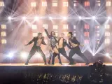 Chanel y sus bailarines sobre el escenario durante uno de los ensayos de Eurovisi&oacute;n.