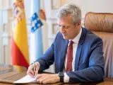 El presidente de la Xunta, Alfonso Rueda, firma el decreto de formación de su gobierno en la sede de la Presidencia de la Xunta de Galicia.