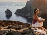 Viajera en el Cap de Formentor (Mallorca).