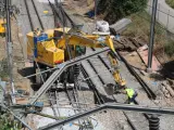 Una grúa trabajando este miércoles en las vías en las que se produjo el accidente de tren de Sant Boi (Barcelona) del pasado lunes