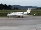 Tras un vuelo de ocho horas, la aeronave Gulfstream GIV se dirigía muy lentamente a una zona apartada de la pista de aterrizaje, justo al lado de la valla que limita el área del aeropuerto de Peinador.