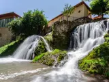 El r&iacute;o Cifuentes divide el bonito pueblo de Trillo en dos antes de desembocar en el Tajo. A su paso va dejando una gran abundancia de saltos de agua y una impresionante cascada conocida popularmente como El Chorrer&oacute;n.