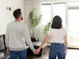 Una pareja de jóvenes en un piso