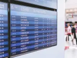 Imagen de archivo de un panel de vuelos de aeropuerto.