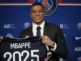 Mbappé, con la camiseta del PSG tras su renovación hasta 2025