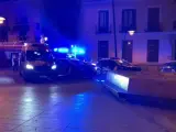 Vehículos de emergencias y policiales, en la plaza Tirso de Molina de Madrid, tras una reyerta en la que dos personas resultaron heridas por arma blanca.