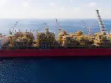 Prelude FLNG es una plataforma flotante para la extracción, procesamiento, almacenamiento y manejo de gas natural. Esta construcción fue desarrollada por Royal Dutch Shell y alcanzó un hito significativo al enviar su primer cargamento a Asia en junio de 2019.